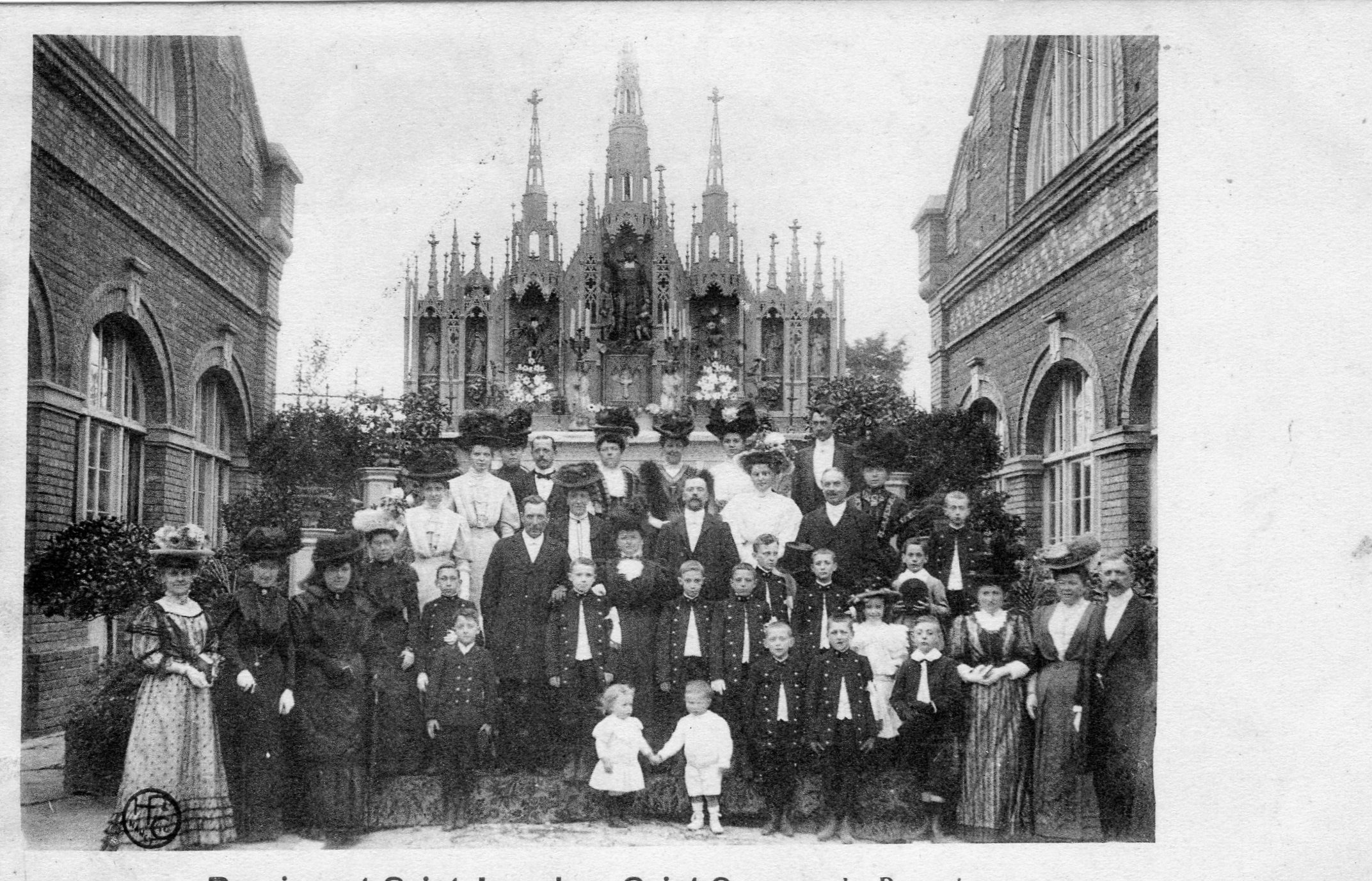 Tout les ans à la Fête-Dieu, un autel était édifié en plein air, il était fleuri et on peut voir les parents et leurs enfants en uniforme qui assistaient à la fête.
